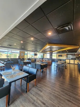 Merit Hotel & Suites Отели в г. Форт Макмюррей