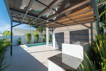 รูปภาพของวิลล่า อินทราที่มีดีไซน์ 2 ห้องนอนพร้อมสระว่ายน้ำออกซิเจน