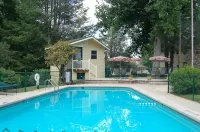 Echo Mountain Inn - Pools