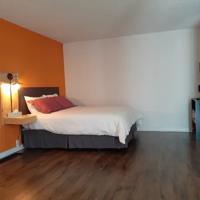 Motel Happy Salmon Hotels near Five Corners Pentecostal Church