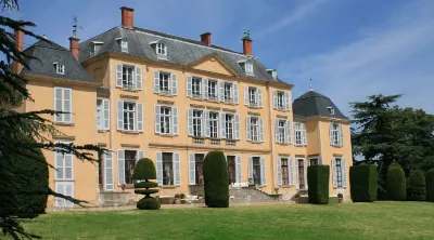 Château de Saint Trys Hôtels à : Limas