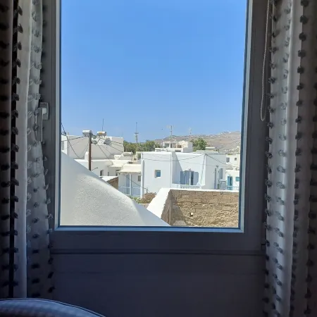 Manos Rooms