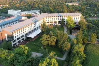 DoubleTree by Hilton Hotel & Conference Centre Warsaw فنادق في وارسو