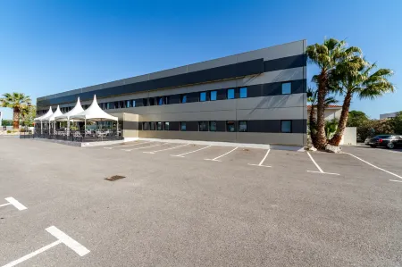 Brit Hotel Porte d'Espagne Отели в г. Полестр