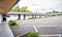 Butler Inn - parking