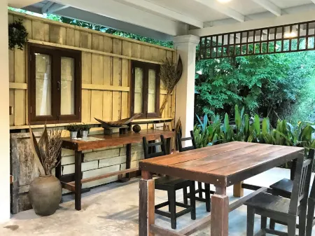 Baan Suan Amphawa Отели рядом с достопримечательностью «King Buddhalertla Naphalai Memorial Park»