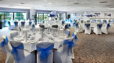 Hilton Cobham Отели в г. Кобем