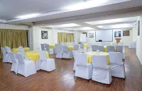 Inventree Hotel Pune - parkir