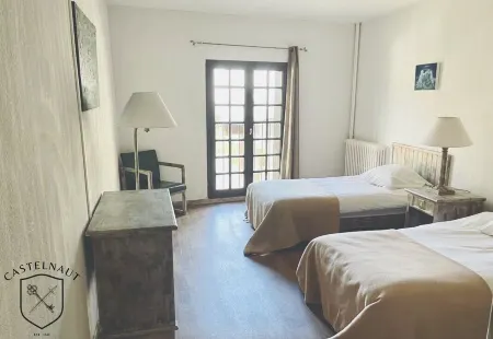 Domaine Castelnaut gîte et château Отели в г. Лане