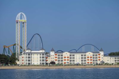 Hotel Exterior Cedar Point Hotel Breakers Photo