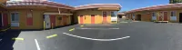 Harris Motel - parking