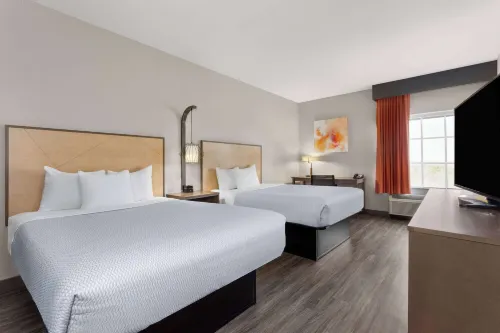 La Quinta Inn & Suites by Wyndham Ft. Pierce - parking