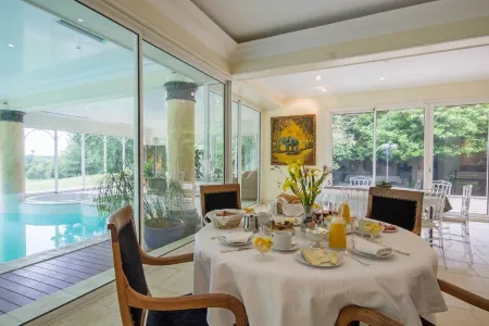 Château de Lannouan Отели в г. Морбиан