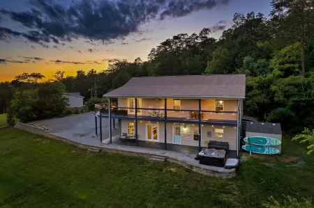 Epic Lakehouse! Mountain Views! Kayaks! Arcade! Hot Tub! Dock! Paddle Boards!!