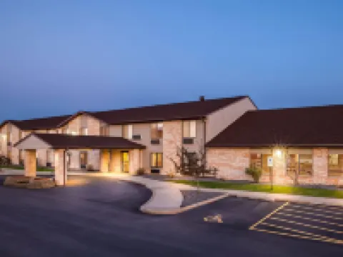 เดย์สอินน์ บายวินด์แฮม แบล็ค ริเวอร์ฟอลส์ ไอ-94 ออน เอทีวี เทรล โรงแรมในJackson County