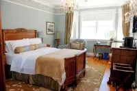 Manoir Chamberland (Adults Only, No Pets) - parking