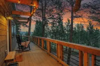 Upscale Treehouse Escape - Hot Tub & Mountain Air