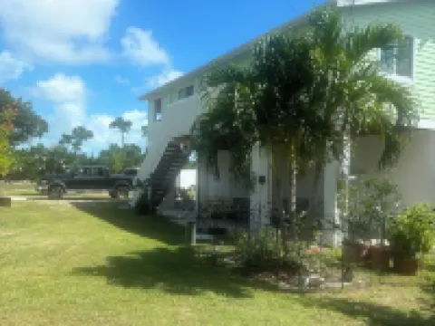 Charming 2-bedroom 2- bath home located in the middle of The Key Deer Refuge. 大鬆嶼酒店