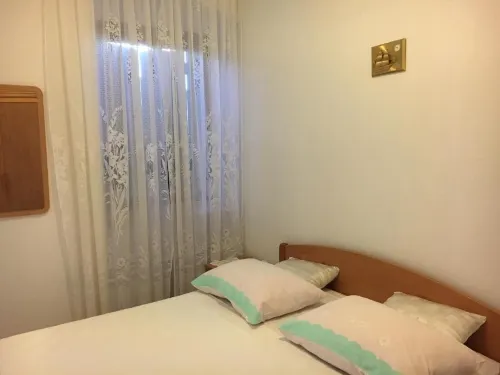 Apartmani Loredana - One-Bedroom Apartment with Sea View فنادق في Lumbarda