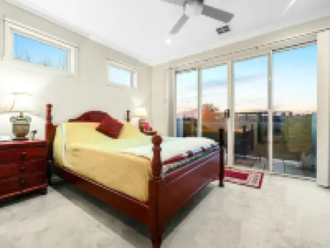 StayAU Pakenham Townhouse with Lakeview Hotels in Pakenham