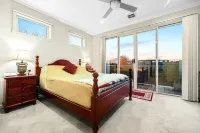 StayAU Pakenham Townhouse with Lakeview