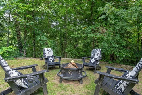 The Furry Lodge & Suites 13 Hotels in Waynesville