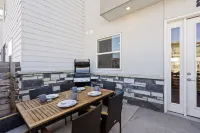 Mountain View Home with King Beds and Rooftop Deck