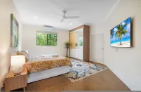 Majestic Manor Stylish Super Home Pool BBQ Hotels in Leanyer