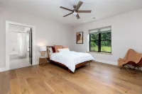 Oasis Near Charlottesville with Pool, Grill Hotels in Fluvanna County