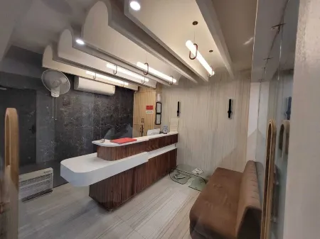 The Royal Era Hotel Отели рядом с достопримечательностью «GH 7 & Press Circle»