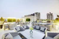 Saltstayz Premier - Galleria Market Road & Sector 27