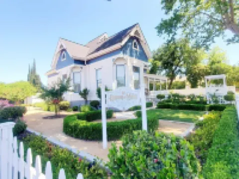 The Queen on Main Hotels in Winters