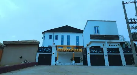 HP LUXURY HOTEL and SUITES Отели в г. Агбор