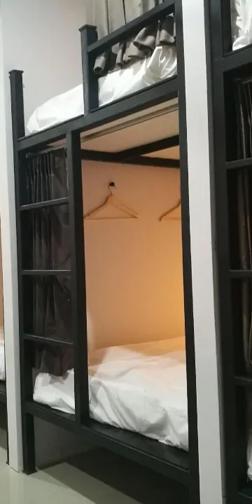 เตียงในหอพักรวมชายหญิง