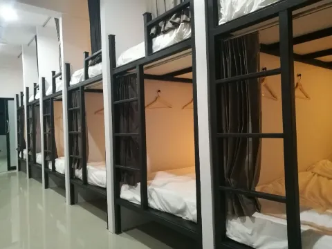 เตียงในหอพักรวมชายหญิง