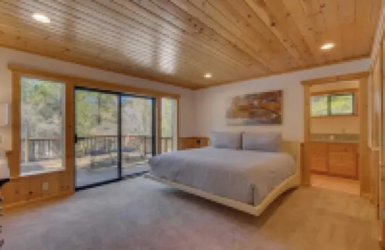 Black Bear by AvantStay Spacious Viking Lodge in Tahoe Donner w Game Room Hot Tub