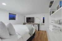 Newly Renovated Studio w Parking-Netflix Hotels in Piha