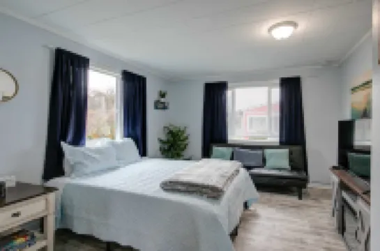 Cozy Getaway - WiFi, Short Walk to Beach