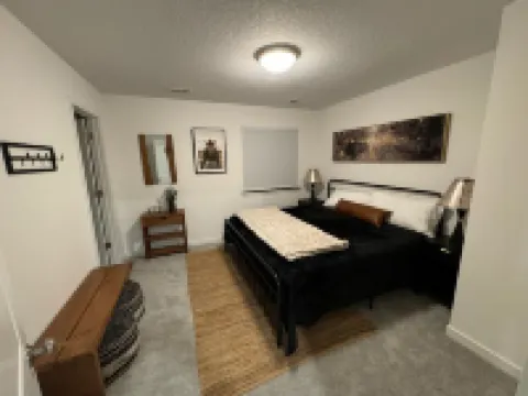 NEW Near UNI Modern Spotless Townhome