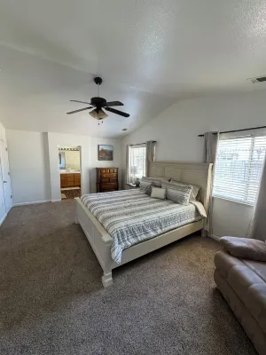 Cozy 4 bedroom family getaway home. Pet friendly home. Hotel a Turlock