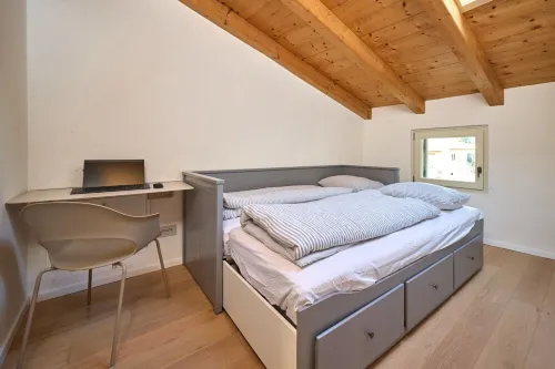 Charming cottage with lake view and garden