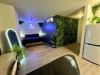 Space Jungle Studio with Free Parking, King Bed walk to UofA, Nightlife and Food
