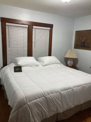 Charming 2-bedroom house with WiFi, AC in delightful La Crosse La Crosse Public Library附近的飯店