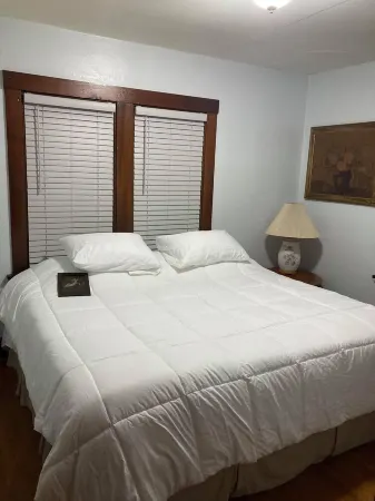 Charming 2-bedroom house with WiFi, AC in delightful La Crosse