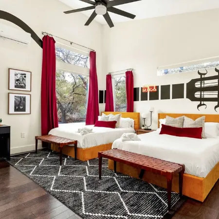 Heated Pool, MiniGolf, Karaoke, Game Room, Spa, 2mi to DT - SoCo Cowgirl