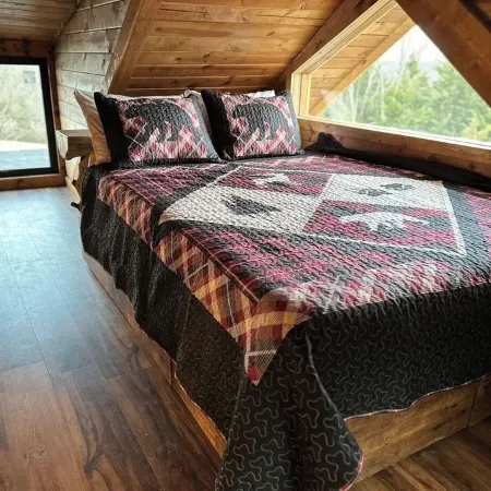 Bear Bottom Cabin! HUGE POND AND HOT TUB, KAYAKE, PADDLE BOAT, AND PADDLE BOARD! Отели в г. Комптон