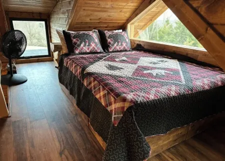 Bear Bottom Cabin! HUGE POND AND HOT TUB, KAYAKE, PADDLE BOAT, AND PADDLE BOARD!