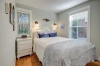 Seabrook Cabin- Private Hot Tub, Indoor & Outdoor Fires, 10 Min. Walk to Town