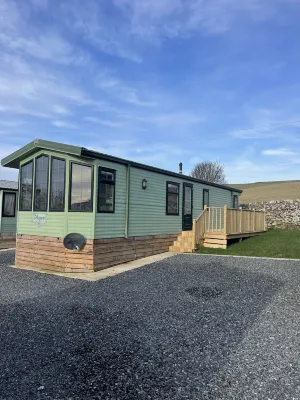 Immaculate 2-Bed Static Caravan at Monrieth Hotels near Cairn Holy Chambered Cairn