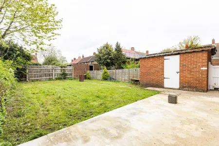 Spacious 3-Bed House with Car Park Near Heathrow Отели рядом со станцией Станция Хитроу-Терминал 5